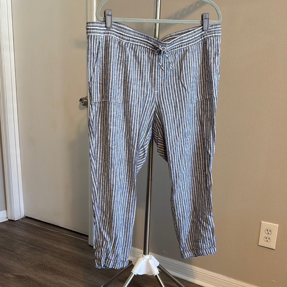 Old Navy Blue and White Capris Relaxed Fit